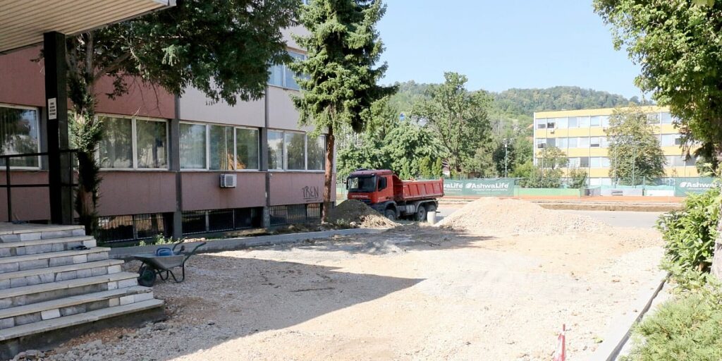 Sve više površina u Tuzli se pretvara u parkinge, novih 80 mjesta se formira kod Filozofskog fakulteta