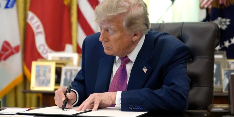 Trump potpisao uredbu o preimenovanju jezera Ontario u “Jezero Amerika” Trump potpisao uredbu o preimenovanju jezera Ontario u "Jezero Amerika"