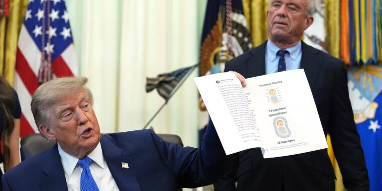 Trump potpisao uredbu o razdvajanju dječjih vakcina uprkos protivljenju struke Trump potpisao uredbu o razdvajanju dječjih vakcina uprkos protivljenju struke
