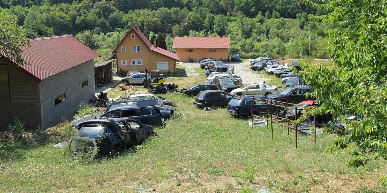U Foči zaplijenjeno 11 vozila iz Velike Britanije, uhapšen krijumčar