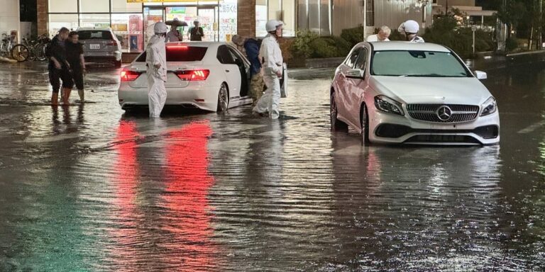 U nezapamćenim kišama poginulo najmanje osam osoba, hiljade ljudi zarobljene na aerodromu U nezapamćenim kišama poginulo najmanje osam osoba, hiljade ljudi zarobljene na aerodromu