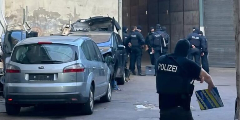 Uhapšeni organizatori krijumčarenja migranata preko BiH i Balkana, zgrnuli stotine hiljada eura Uhapšeni organizatori krijumčarenja migranata preko BiH i Balkana, zgrnuli stotine hiljada eura