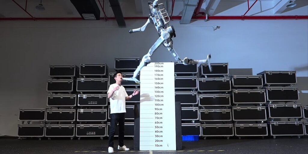 Unitreejev humanoidni robot skače do dva metra u visinu, može dostići brzinu od 45,6 km/h Unitreejev humanoidni robot skače do dva metra u visinu, može dostići brzinu od 45,6 km/h