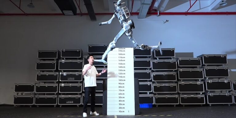Unitreejev humanoidni robot skače do dva metra u visinu, može dostići brzinu od 45,6 km/h Unitreejev humanoidni robot skače do dva metra u visinu, može dostići brzinu od 45,6 km/h