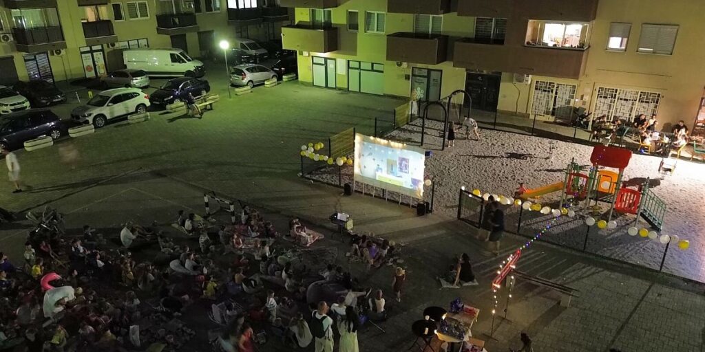 Uz kokice i lampice uživali u filmskoj večeri Uz kokice i lampice uživali u filmskoj večeri