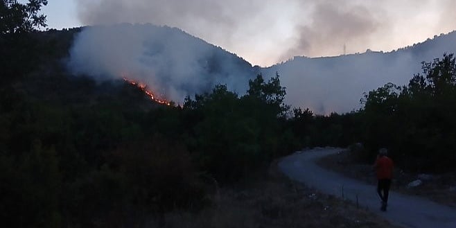 Vatra prijeti kućama, gašenje otežavaju detonacije mina Vatra prijeti kućama, gašenje otežavaju detonacije mina
