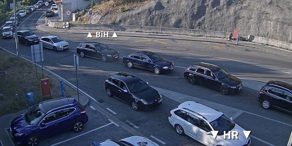 Već formirane duge kolone vozila na bh. graničnim prijelazima, na nekoliko njih se čeka duže od pola sata Već formirane duge kolone vozila na bh. graničnim prijelazima, na nekoliko njih se čeka duže od pola sata