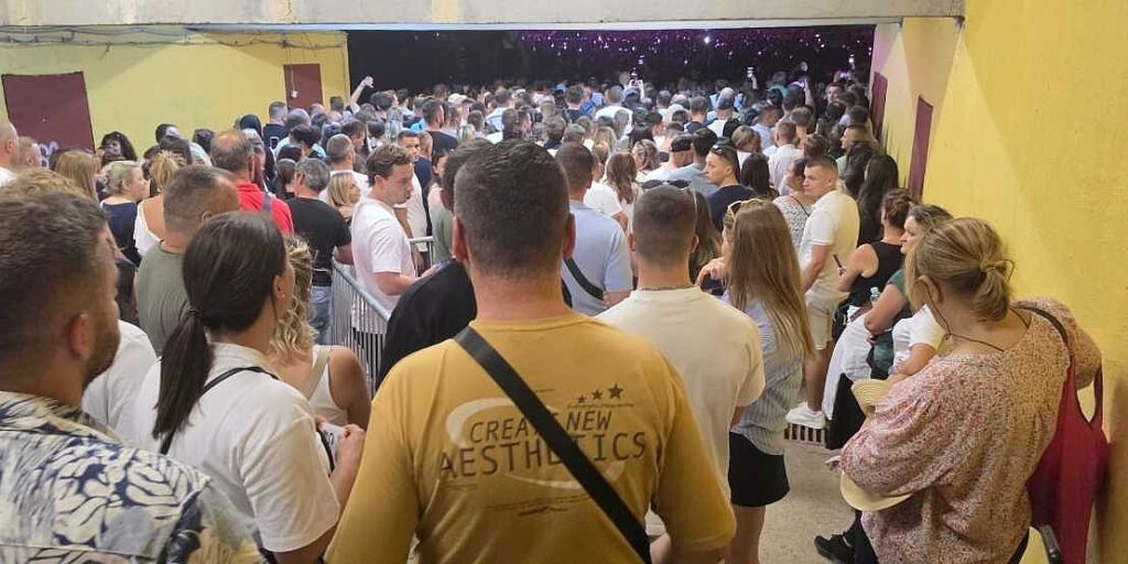 Veliki broj ljudi nije uspio ući na koncert Dine Merlina, iz organizacije poručili da će karte moći iskoristiti u nedjelju