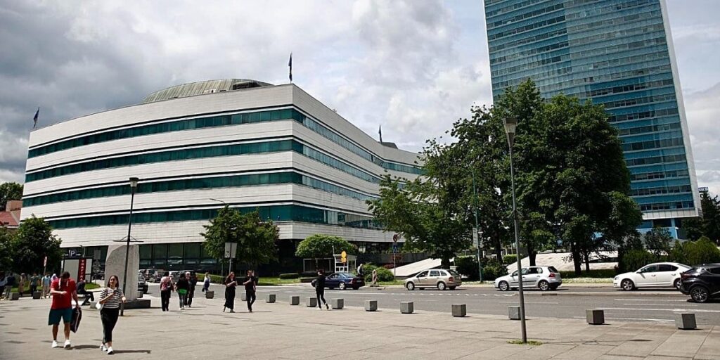 Više od 21 hiljade zaposlenih u institucijama BiH dobit će retroaktivnu razliku u osnovici za plate i uvećan regres Više od 21 hiljade zaposlenih u institucijama BiH dobit će retroaktivnu razliku u osnovici za plate i uvećan regres