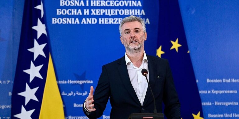 Više od 300 kandidata ne smije čekati zbog spora Više od 300 kandidata ne smije čekati zbog spora