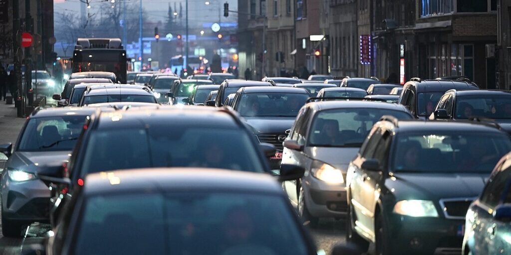 Vlada Kantona Sarajevo naložila hitnu kontrolu reklamnih panoa i bilborda uz javne ceste Vlada Kantona Sarajevo naložila hitnu kontrolu reklamnih panoa i bilborda uz javne ceste