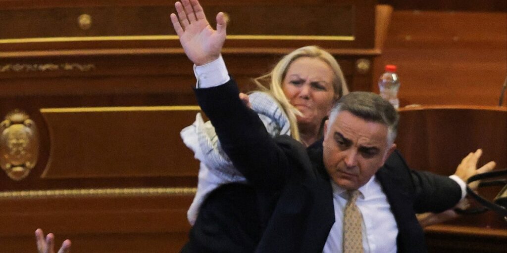 Zastupnica opozicije jajima gađala Kurtija Zastupnica opozicije jajima gađala Kurtija