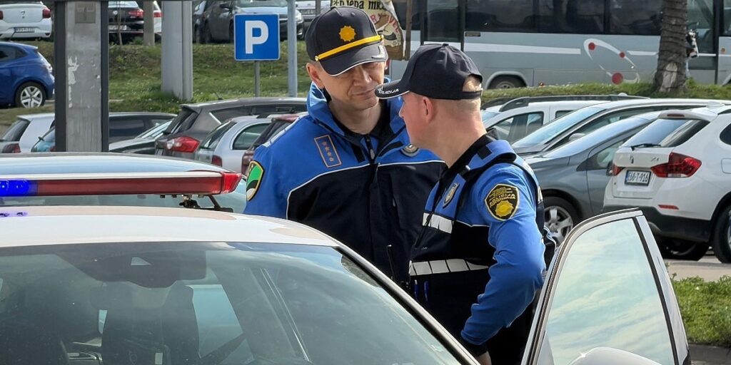 Zbog bahate vožnje na ulicama u Tuzlanskom kantonu sankcionisano 1.600 vozača Zbog bahate vožnje na ulicama u Tuzlanskom kantonu sankcionisano 1.600 vozača