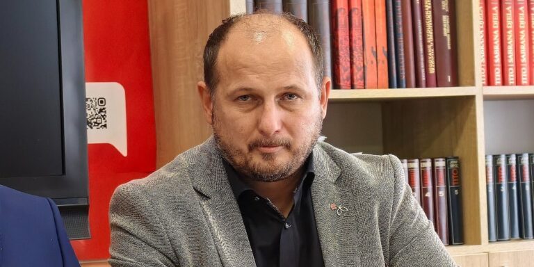 Zbog posjedovanja droge uhapšen SDP-ov vijećnik iz Zenice Elvis Alijagić i još dvije osobe Zbog posjedovanja droge uhapšen SDP-ov vijećnik iz Zenice Elvis Alijagić i još dvije osobe
