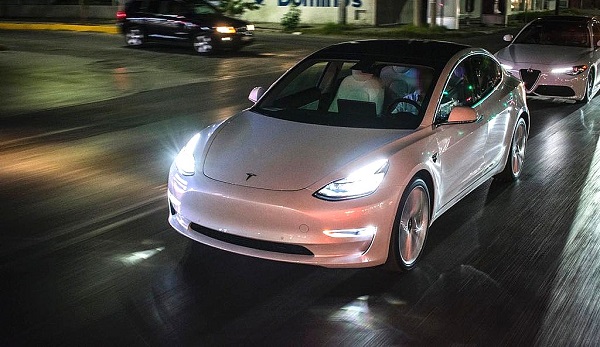 Zbog prejakih farova Tesla opoziva više od 20.000 vozila u SAD-u Zbog prejakih farova Tesla opoziva više od 20.000 vozila u SAD-u