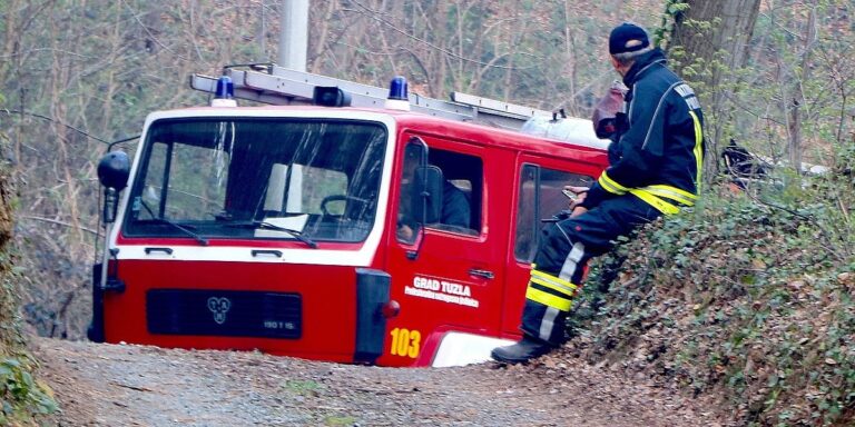 Zbog visokog rizika od požara u Tuzli kazne za paljenje vatre do 1.500 KM, nesavjesni mogu završiti i u zatvoru Zbog visokog rizika od požara u Tuzli kazne za paljenje vatre do 1.500 KM, nesavjesni mogu završiti i u zatvoru