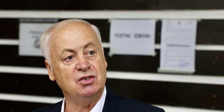 Arnautović kaže da je kompanija koja doprema listiće kasnila sa štampanjem