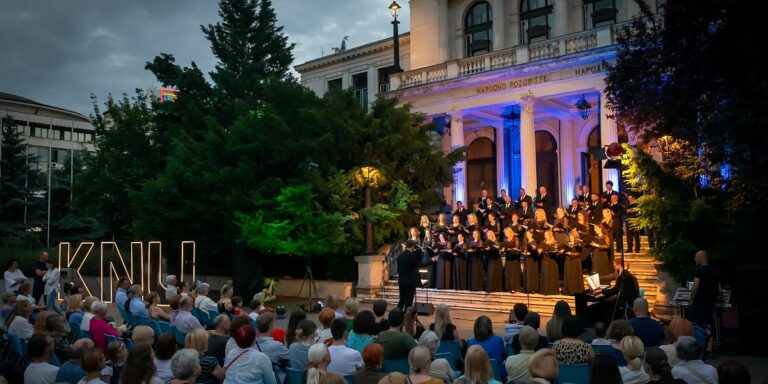 Baletni klasik “Bolero” i koncert hora Opere NPS večeras na Pozorišnom trgu Susan Sontag Baletni klasik "Bolero" i koncert hora Opere NPS večeras na Pozorišnom trgu Susan Sontag