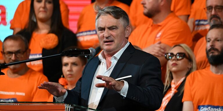 Bosansko jedinstvo, a ne podjele; nećemo dopustiti da nam se sa premijerska funkcije smije pomilovani Dodik Bosansko jedinstvo, a ne podjele; nećemo dopustiti da nam se sa premijerska funkcije smije pomilovani Dodik