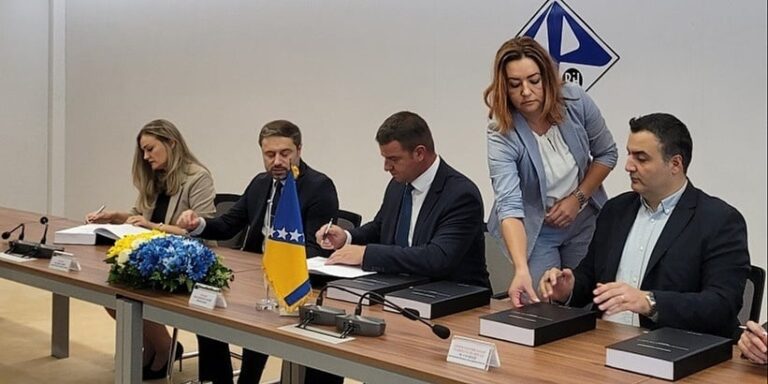 Elektroprivreda BiH s turskom kompanijom potpisala ugovor o izgradnji solarne elektrane vrijedne 53 miliona KM Elektroprivreda BiH s turskom kompanijom potpisala ugovor o izgradnji solarne elektrane vrijedne 53 miliona KM