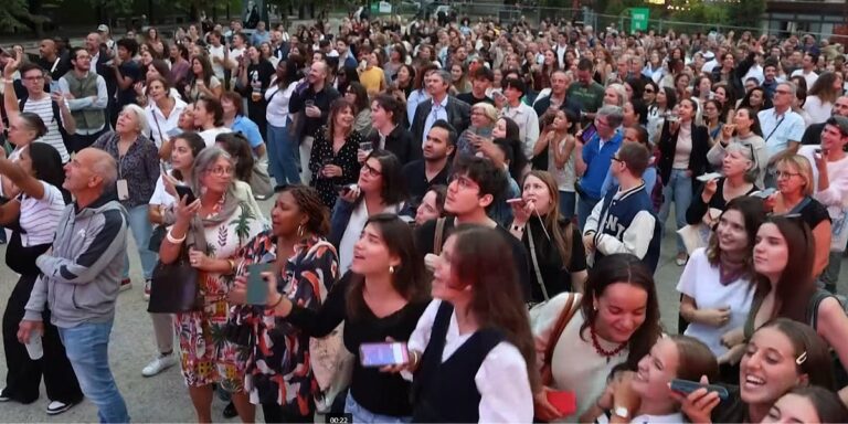 Fanovi Celine Dion organizovali karaoke na otvorenom u Parizu, stotine ljudi zapjevale njene najveće hitove Fanovi Celine Dion organizovali karaoke na otvorenom u Parizu, stotine ljudi zapjevale njene najveće hitove