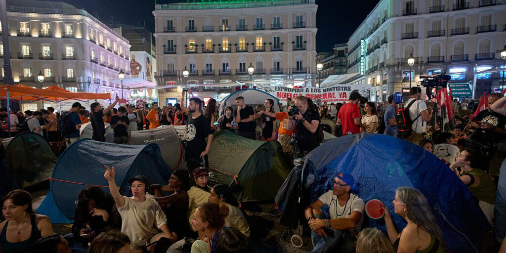 Hiljade ljudi na protestima zbog stambene krize Hiljade ljudi na protestima zbog stambene krize
