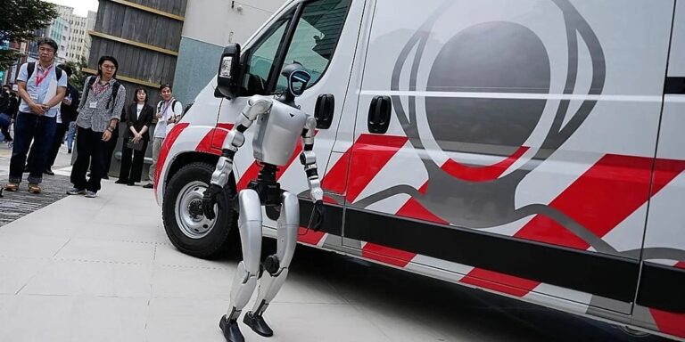 Japanci predstavili "ambulantno vozilo" za popravku i zamjenu humanoidnih robota na terenu