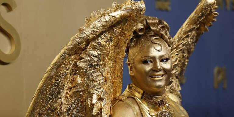 Megan Stalter se na dodjeli Emmyja pojavila maskirana u kulturnu statuu koja simbolizira ove nagrade Megan Stalter se na dodjeli Emmyja pojavila maskirana u kulturnu statuu koja simbolizira ove nagrade