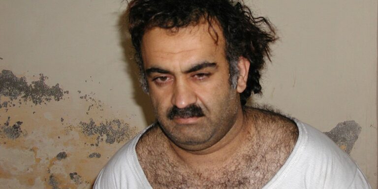 Mozak napada na tornjeve Khalid Sheikh Mohammed uhapšen je 2003. godine, a suđenje još nije ni na vidiku Mozak napada na tornjeve Khalid Sheikh Mohammed uhapšen je 2003. godine, a suđenje još nije ni na vidiku