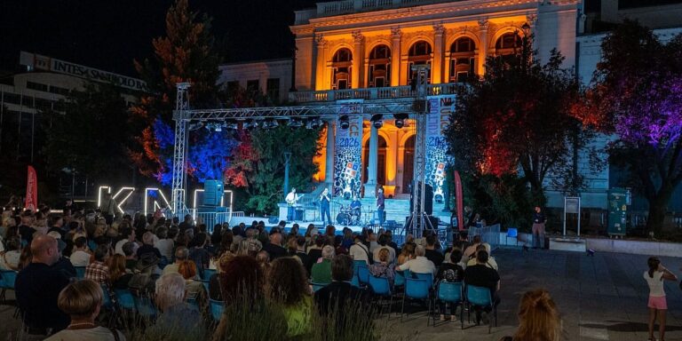 Na prepunom Pozorišnom trgu Susan Sontag održan koncert Benin Mujkić Quarteta Na prepunom Pozorišnom trgu Susan Sontag održan koncert Benin Mujkić Quarteta