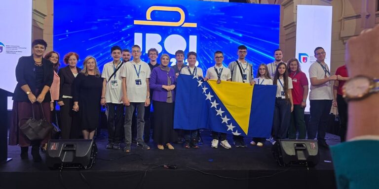 Najbolji mladi informatičari ponijeli medalje iz Sarajeva, bh. učenici dobili tri bronzane medalje i počasnu pohvalu Najbolji mladi informatičari ponijeli medalje iz Sarajeva, bh. učenici dobili tri bronzane medalje i počasnu pohvalu