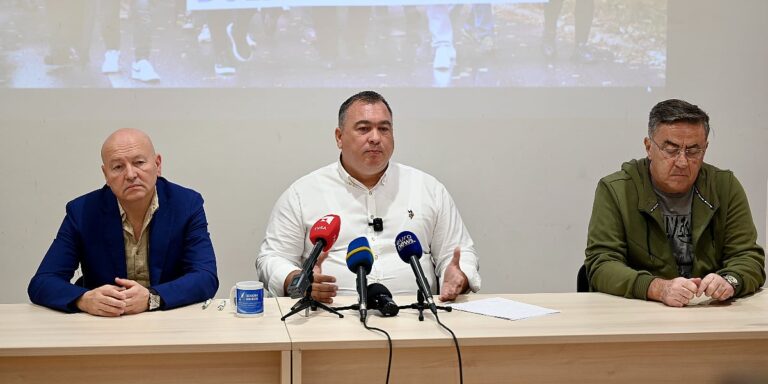 Nastavnici srednjih škola u Sarajevu najavili proteste i štrajk upozorenja zbog porasta nasilnog ponašanja učenika Nastavnici srednjih škola u Sarajevu najavili proteste i štrajk upozorenja zbog porasta nasilnog ponašanja učenika