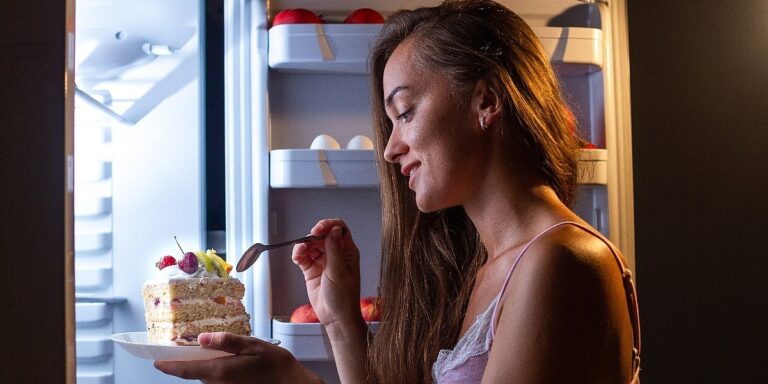 Noću vas hvata glad? Nutricionistice savjetuju kako smanjiti potrebu za hranom Noću vas hvata glad? Nutricionistice savjetuju kako smanjiti potrebu za hranom