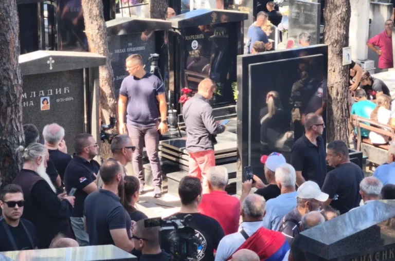 Novinar BIRN-a proveo dane u Beogradu, pratio i sahranu zločinca Mladića: Ovo nije samo propaganda Novinar BIRN-a proveo dane u Beogradu, pratio i sahranu zločinca Mladića: Ovo nije samo propaganda
