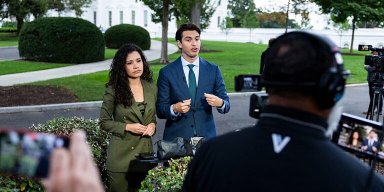 Novinari CNN-a, MS NOW-a i Politica se vratili u Bijelu kuću nakon odluke suda Novinari CNN-a, MS NOW-a i Politica se vratili u Bijelu kuću nakon odluke suda