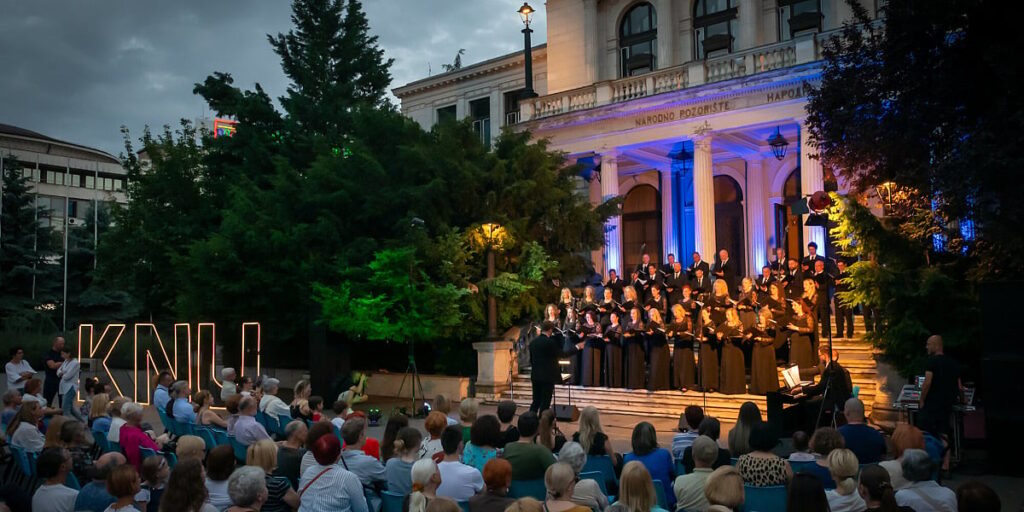 Ovogodišnje izdanje programa “Kultura na ulice!” završava koncertom solista i Hora Opere NPS u ambijentu Svrzine kuće Ovogodišnje izdanje programa "Kultura na ulice!" završava koncertom solista i Hora Opere NPS u ambijentu Svrzine kuće