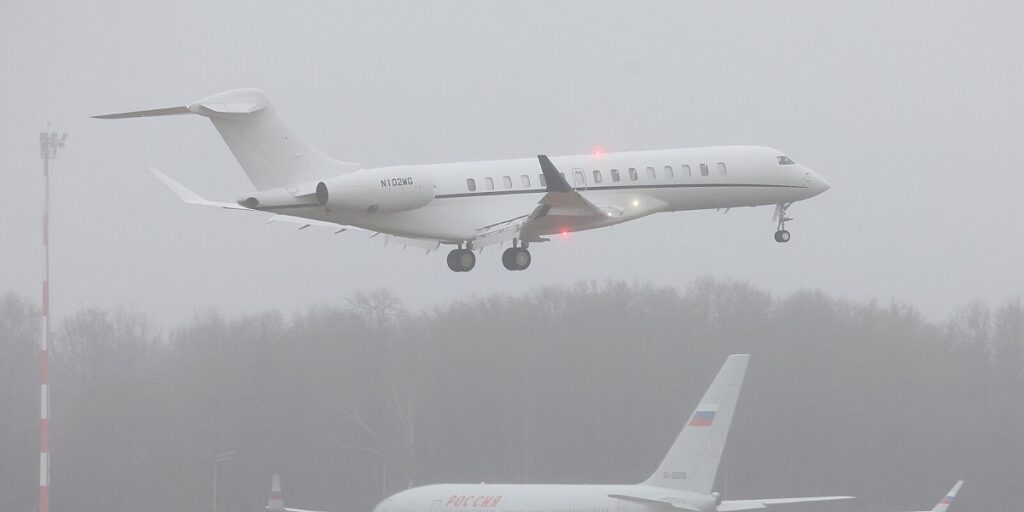 Pilot poslovnog aviona promašio aerodrom, pa umjesto na civilni sletio na vojni, našao se okružen bombarderima Pilot poslovnog aviona promašio aerodrom, pa umjesto na civilni sletio na vojni, našao se okružen bombarderima