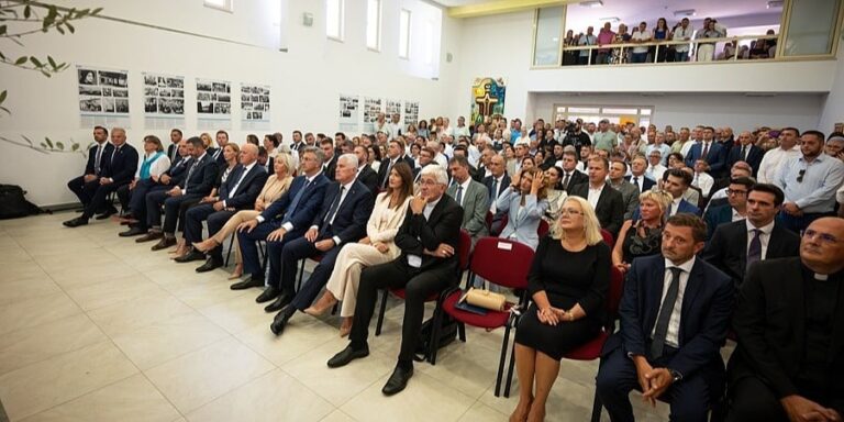 Početak kampanje za Filipović uz Plenkovića? Elita dva HDZ-a se okupila na potpisivanjima ugovora o pomoći Hrvatima Početak kampanje za Filipović uz Plenkovića? Elita dva HDZ-a se okupila na potpisivanjima ugovora o pomoći Hrvatima