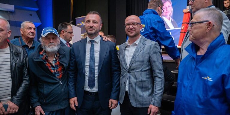 Politička moć pripada narodu, spremni smo preuzeti odgovornost "Politička moć pripada narodu, spremni smo preuzeti odgovornost"
