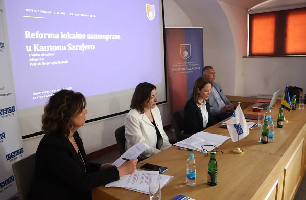 Predloženo rješenje: Grad Sarajevo kao urbana cjelina sa šest općina Predloženo rješenje: Grad Sarajevo kao urbana cjelina sa šest općina