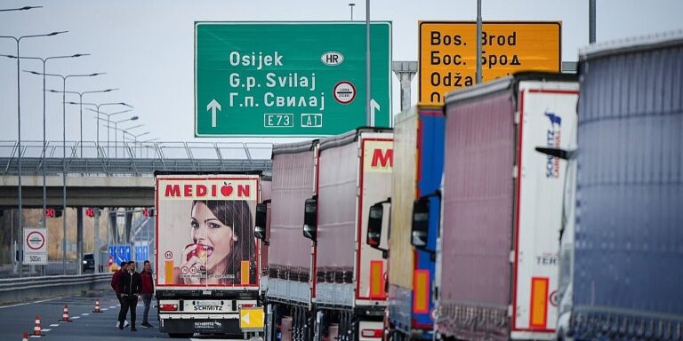 Putnici prema EU mogli bi ponovo u duge kolone na granicama, danas ističu pravila o fleksibilnosti primjene EES-a Putnici prema EU mogli bi ponovo u duge kolone na granicama, danas ističu pravila o fleksibilnosti primjene EES-a