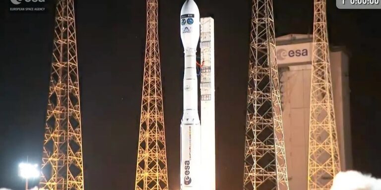 Raketom Vega C lansirana dva evropska satelita za posmatranje Zemlje Raketom Vega C lansirana dva evropska satelita za posmatranje Zemlje