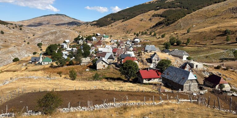 Selo u kojem vrijeme usporava, a planina izgovara svoje najljepše priče Selo u kojem vrijeme usporava, a planina izgovara svoje najljepše priče