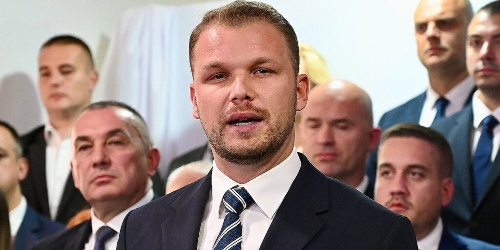Stanivuković odgovorio Dodiku na tvrdnje da su se dogovorili o poziciji premijera RS-a: “Znamo da stari odlazi” Stanivuković odgovorio Dodiku na tvrdnje da su se dogovorili o poziciji premijera RS-a: "Znamo da stari odlazi"