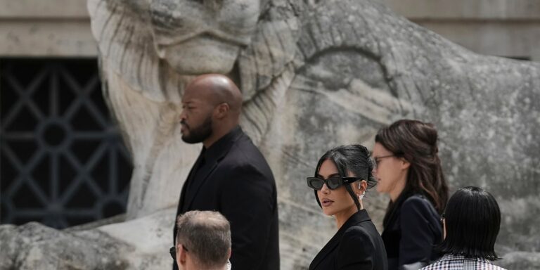 Sud u Parizu dodijelio Kim Kardashian jedan euro odštete zbog pljačke iz 2016. godine Sud u Parizu dodijelio Kim Kardashian jedan euro odštete zbog pljačke iz 2016. godine