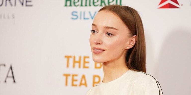 Udala se zvijezda “Bridgertona” Phoebe Dynevor, intimno vjenčanje održano u dvorcu u Francuskoj Udala se zvijezda "Bridgertona" Phoebe Dynevor, intimno vjenčanje održano u dvorcu u Francuskoj