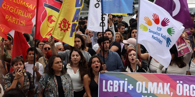 Više od 150 privedenih na LGBT protestu u Istanbulu, Vijeće Evrope uputilo oštru kritiku Turskoj Više od 150 privedenih na LGBT protestu u Istanbulu, Vijeće Evrope uputilo oštru kritiku Turskoj