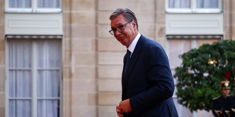 Vučić je predvodi, iza njega Brnabić, Šešeljev sin i student kojeg zovu “Ćaci” Vučić je predvodi, iza njega Brnabić, Šešeljev sin i student kojeg zovu "Ćaci"