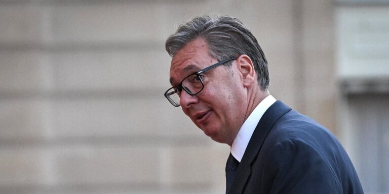 Vučić mjesec dana pred izbore najavio pomilovanja i aboliciju za studente koji su predvodili proteste Vučić mjesec dana pred izbore najavio pomilovanja i aboliciju za studente koji su predvodili proteste