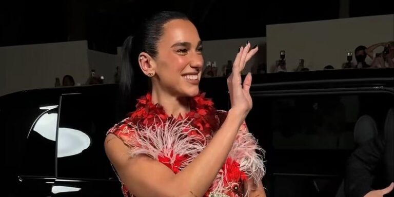 Dua Lipa u dramatičnom outfitu s perjem stigla na Chanel reviju, odvažni prorez istaknuo njene duge noge Dua Lipa u dramatičnom outfitu s perjem stigla na Chanel reviju, odvažni prorez istaknuo njene duge noge